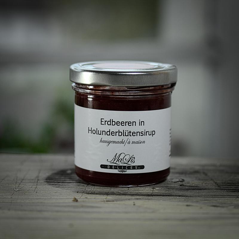 Erdbeeren in Holunderblütensirup Fruchtaufstrich